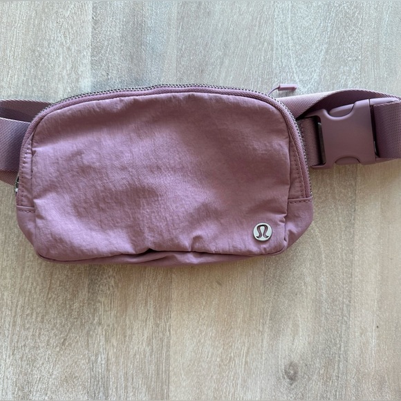 Lululemon Everywhere Belt Bag - Picture 1 of 3